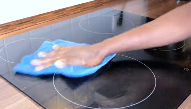 How Do I Clean My Induction Cooktop Surface? 3 How Do I Clean My Induction Cooktop Surface?: Use a cleaning solution